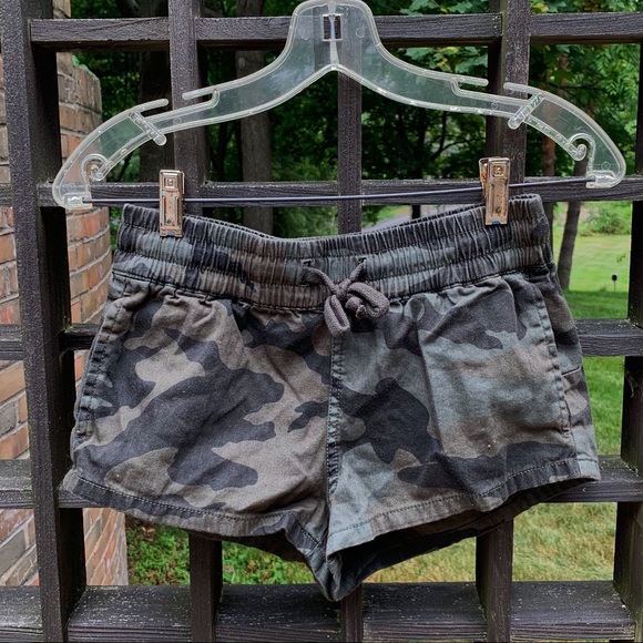 Aritzia TNA Camo Shorts - Picture 5 of 6